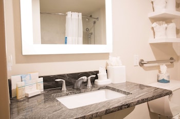 Room, 2 Queen Beds, Accessible, Non Smoking (Mobility & Hearing, Roll-in Shower)