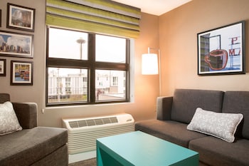 Suite, 1 King Bed, Accessible, Balcony (Bathtub)