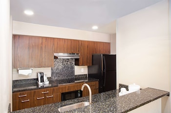 Room, 1 Queen Bed, Kitchen