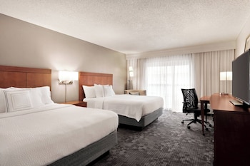 Room, 2 Queen Beds, Roll-in Shower