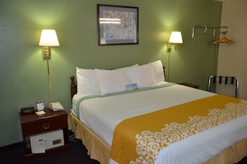 Standard Room, 1 King Bed, Smoking