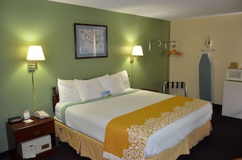 1 King Bed, Mobility Accessible Room, Bathtub w/ Grab Bars, Non-Smoking