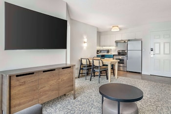 Suite, Multiple Beds, Accessible (Mobility Roll in Shower Two Bedrooms)