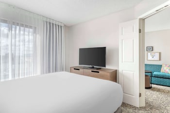 Suite, 1 Queen Bed with Sofa bed, Accessible (Hearing One Bedroom)