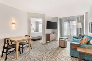 Suite, 1 Queen Bed with Sofa bed, Accessible (Hearing One Bedroom)