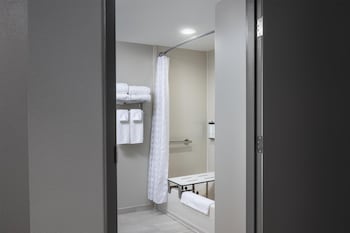 Room, Multiple Beds, Accessible Bathtub, Bathtub