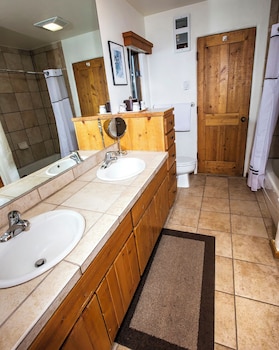 Suite, 2 Bedrooms, Mountain View