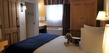 Compact Room, 1 Queen Bed, Connecting Rooms, Courtyard Area (Stair Access Only)