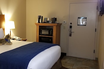 Compact Room, 1 Queen Bed, Connecting Rooms, Courtyard Area (Stair Access Only)