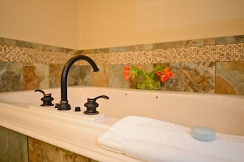 Room, 1 King Bed, Jetted Tub, Courtyard Area (Stair Access Only)