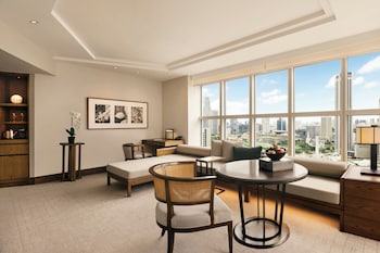 King Executive Suite with Lounge Access