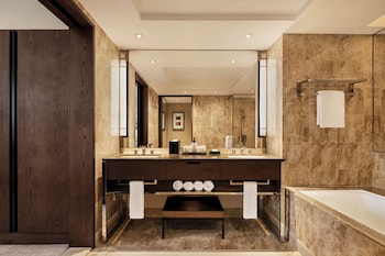 Twin Executive Suite with Lounge Access