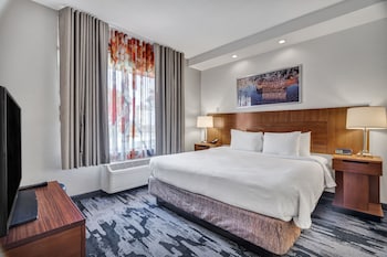 Studio, 1 King Bed with Sofa bed (Hearing Accessible)