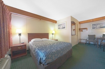 Basic Room, 1 King Bed