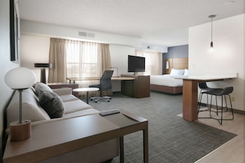 Suite, 1 Queen Bed with Sofa bed, Accessible (Hearing One Bedroom)