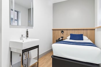 SINGLE ROOM-SHARED BATHROOM