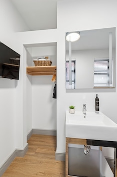 SINGLE ROOM-SHARED BATHROOM