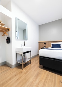SINGLE ROOM-SHARED BATHROOM