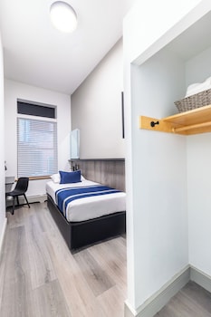 SINGLE ROOM-SHARED BATHROOM