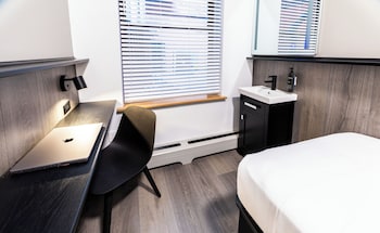 SINGLE ROOM-SHARED BATHROOM