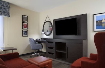Deluxe Room, 1 King Bed, Accessible (Hearing)