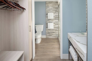 Room, 2 Queen Beds (Water View)