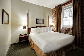 Suite, 1 King Bed, Corner (2 Rooms)