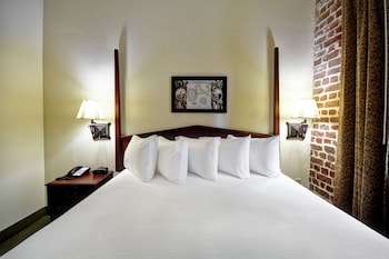 Suite, 1 King Bed (2 Rooms, Whirlpool)