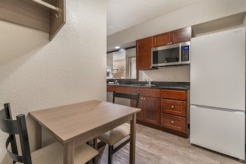 Deluxe Room, 1 King Bed, Non Smoking, Kitchenette
