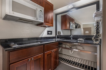 Deluxe Room, 2 Queen Beds, Smoking, Kitchenette