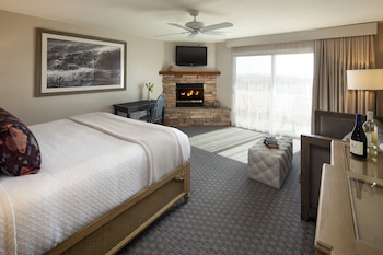 Deluxe Room, 1 King Bed, Fireplace