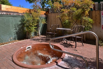 Cottage 1 with Fireplace and Hot Tub