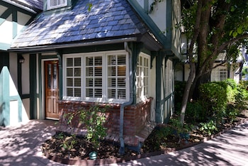 Cottage 3 with Fireplace and Hot Tub, Accessible