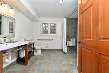 Cottage 3 with Fireplace and Hot Tub, Accessible