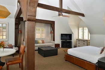 Cottage 6 with Fireplace and Hot Tub