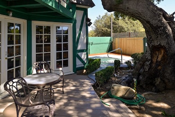 Cottage 2 with Fireplace and Hot Tub