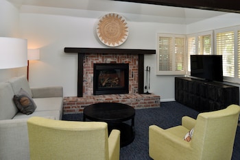 Cottage 5 with Fireplace and Hot Tub
