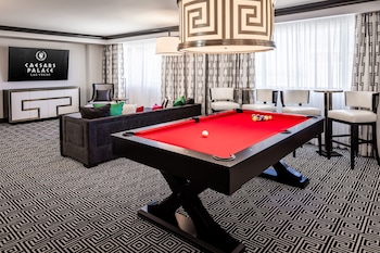 Colosseum Premium Suite 2 Queen, Pool Table