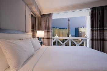 Julius Corner Studio Suite King Strip View  Non-Smoking