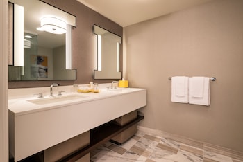 Julius Deluxe Room, 2 Queen Beds, Non Smoking
