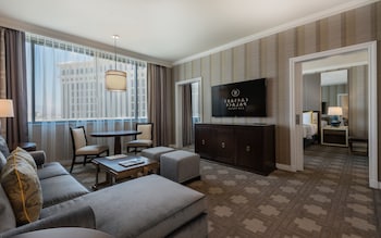 Julius Signature Level Suite King