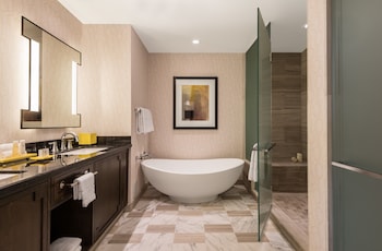 Julius Signature Level Executive View Suite King