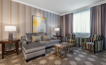Julius Signature Level Executive View Suite King