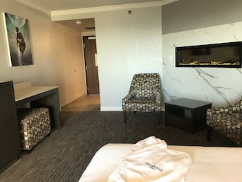 Deluxe Room, 1 King Bed, Non-Smoking, Fireplace, Balcony