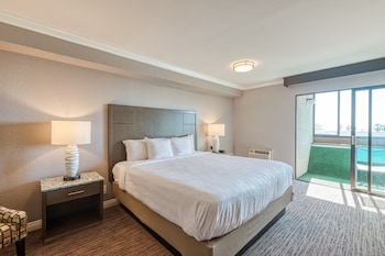 Deluxe Room, 1 King Bed, Non-Smoking, Fireplace, Balcony
