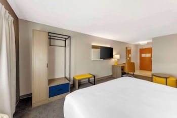Suite, 1 King Bed with Sofa bed, Non Smoking