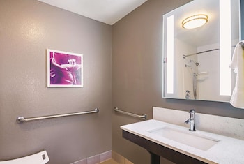 Room, 1 King Bed, Non Smoking (Tub with Grab Bars)