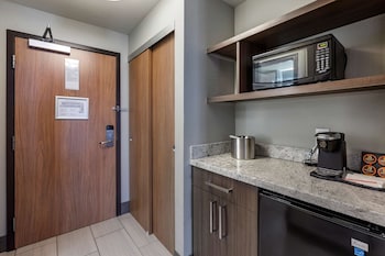 Standard Room, 2 Queen Beds, Non Smoking, Refrigerator & Microwave (with Single Sofabed)