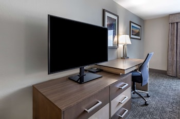 Standard Room, 2 Queen Beds, Non Smoking, Refrigerator & Microwave (with Single Sofabed)