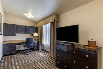 Standard Room, 1 Queen Bed, Non Smoking, Refrigerator & Microwave